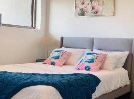 Beautiful Home close to Shopping Mall and Train Hornsby, hotel s parkováním v destinaci Hornsby