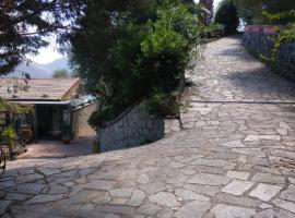 Appartamento Azalea, hotel v destinaci Montale