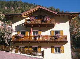 Chalet Decrestina, hotel v Campitello di Fassa
