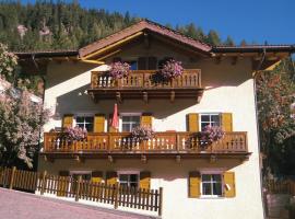 Chalet Decrestina, Hotel in Campitello di Fassa