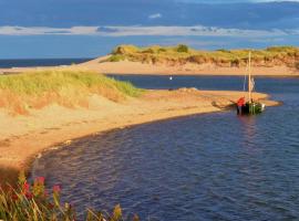 Alnmouth Coastal properties close to Beach with Parking: Alnmouth, Alnmouth Golf Club yakınında bir otel