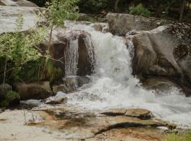 Waterfall Lodge near Yosemite Endless Pool, Hot Tub, Playground, хотел в Оукхърст