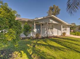 Home Across from Anna Maria Island - WFH-Friendly!, hotel a Cortez