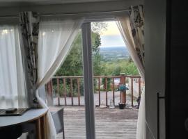 Summer Lodge lovely big caravan in Hastings sleeps 6 free WiFi in caravan, hotel em St. Leonards