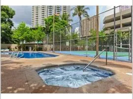 Spacious Studio w/ Parking, beach/mall/park