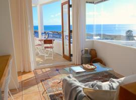 Naxos - Med style castle, ocean views from every room!, hotel u gradu Bowentown