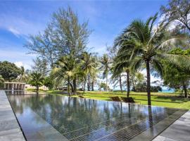 Luxury Oceanfront_pool access apartment: Mai Khao Plajı şehrinde bir otel