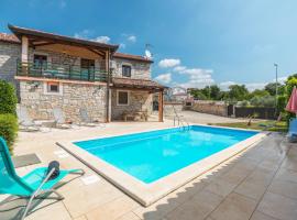 Lovely Home In Visnjan With Outdoor Swimming Pool, vikendica u Višnjanu