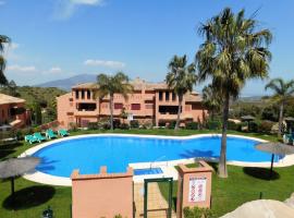 El Soto de Marbella FREE Golf-Tennis-Spa Area 2 Bedroom Penthouse、La Mairenaのホテル