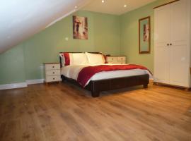 Three Bedroom Flat, Camborne Avenue W13，倫敦的度假屋