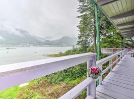 Waterfront House with Glacial Views - Near Downtown!、ジュノーのコテージ