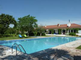 Inviting holiday home in Montemor o Novo with Pool, cabaña o casa de campo en Montemor-o-Novo