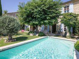 Les volets bleus-Maillane, hotel with parking in Maillane