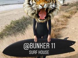 Bunker 11 Surf House – willa w mieście Charneca