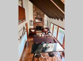 A Smoky Mountains Retreat - Chalet de Montagne, hotell sihtkohas Gatlinburg