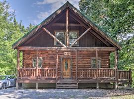 Sky Harbor Sevierville Cabin with Hot Tub and Deck!, spa hotel in Pigeon Forge