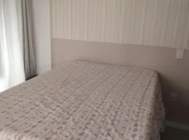 Suíte 1 com cama de casal,em apartamento compartilhado ar condicionado, tv, e Wi-fi -frigobar