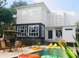 Villa Herrera Puncak: Puncak şehrinde bir kulübe