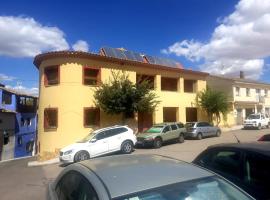 Casa Rural Altozano de Buendia, hotel com estacionamento em Buendía