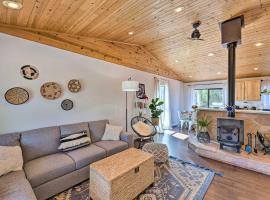 1 Mi to Hiking Chic Show Low Escape with Fire Pit!, khách sạn ở White Mountain Lakes Estates