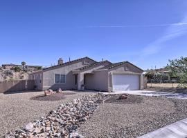 Inviting Retreat with Patio Less Than 1 Mi to Colorado River, cabaña o casa de campo en Bullhead City