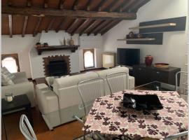 Daisy House: nice attic in the historical center, hotel in Salò