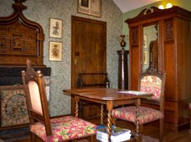 The Lady Maxwell Room at Buittle Castle, bed & breakfast kohteessa Dalbeattie