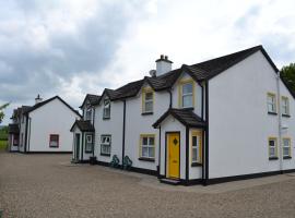 Riverbank Cottages, villa in Scarriff