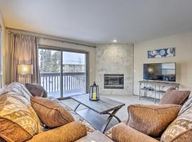Sleek Frisco Townhome with Views 8 Mi to Copper Mtn, hotel v destinaci Frisco