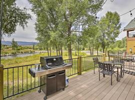 Fish, Hike and Ski Riverfront Granby Cabin!, hôtel à Granby