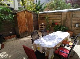 cosy rare 2 bedroom apartment around a private garden, hotel v destinaci Neuilly-sur-Seine