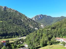 Casa preciosas vistas, ubicada en medio del Parque Natural de REDES, Asturias, hotell i Caso
