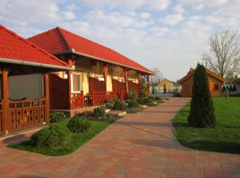 Cserkeszőlőszállások-Hőforrásszállások, družinam prijazen hotel v mestu Cserkeszőlő