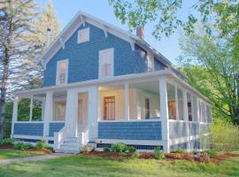 The Craftsman Farmhouse with Modern Flair, cottage ở Bethlehem