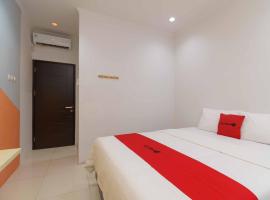 RedDoorz @ Taman Galaxy Bekasi, מלון עם חניה בCikunir Satu