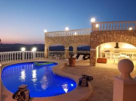 Rada de Moraira Villa Sleeps 8 with Pool Air Con and WiFi, hotel in Rada de Moraira
