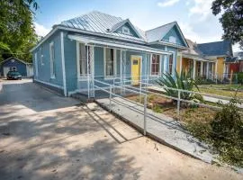 Remodeled Historic 1BR 1BA House Near Downtown