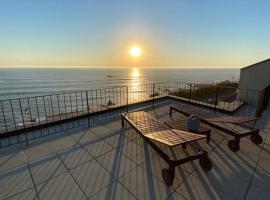 BOUTIQUE Rentals- ATTICO Luxury Design-Ocean views, hotel i Porto