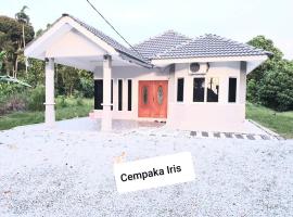 CEMPAKA IRIS HOMESTAY, holiday home in Kampung Bota Kiri