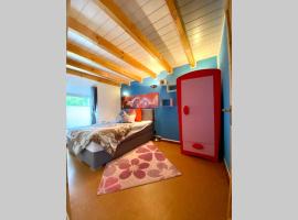 Oldschool, Dorfschule mit Whirlpool, hotel v destinaci Kall