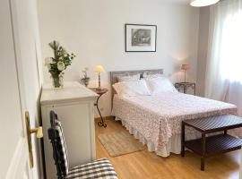 Chambre avec sa salle de bain privée attenante et wc privé, bed & breakfast σε Larroque-sur-lʼOsse