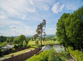 Cosy Snug with shower ensuite - It has beautiful countryside views - Only 3 miles from Lyme Regis, Charmouth and River Cottage - It has a private balcony and a real open fireplace - Comes with free private parking, hotel em Axminster