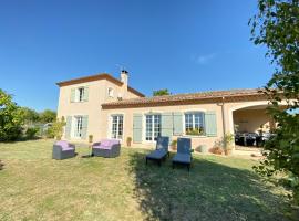 Suite de 2 chambres attenantes avec sa salle de bain et wc privé attenant, hotell i Larroque-sur-lʼOsse