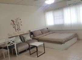 Popular Condo C2, hotel en Nonthaburi