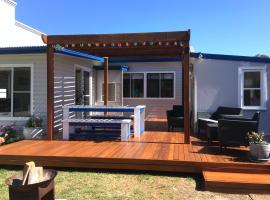 SHELLHARBOUR BEACH COTTAGE ---- Back gate onto Beach, Front gate walk to Marina – hotel w mieście Shellharbour