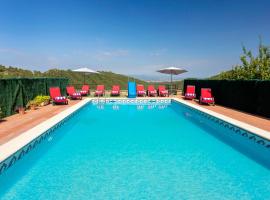 8 to 10 Sleeps Private Pool Villa & BBQ Near Barcelona, medencével rendelkező hotel Rocafortban
