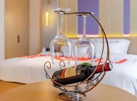 Lavande Hotel Lujiang Zhouyu Avenue, hotel v destinaci Lujiang