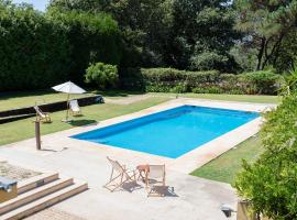 Liiiving in Caminha | Countryside Pool House, hotel with parking in Caminha