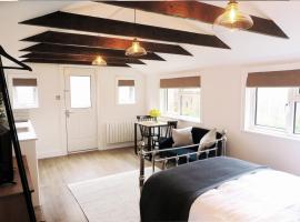 The Annexe - private, self-contained with parking, hotel din Southampton
