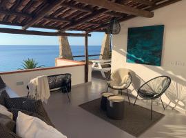 Boutique apartment with beach within walking distance, near Tropea, hotel in Mandaradoni